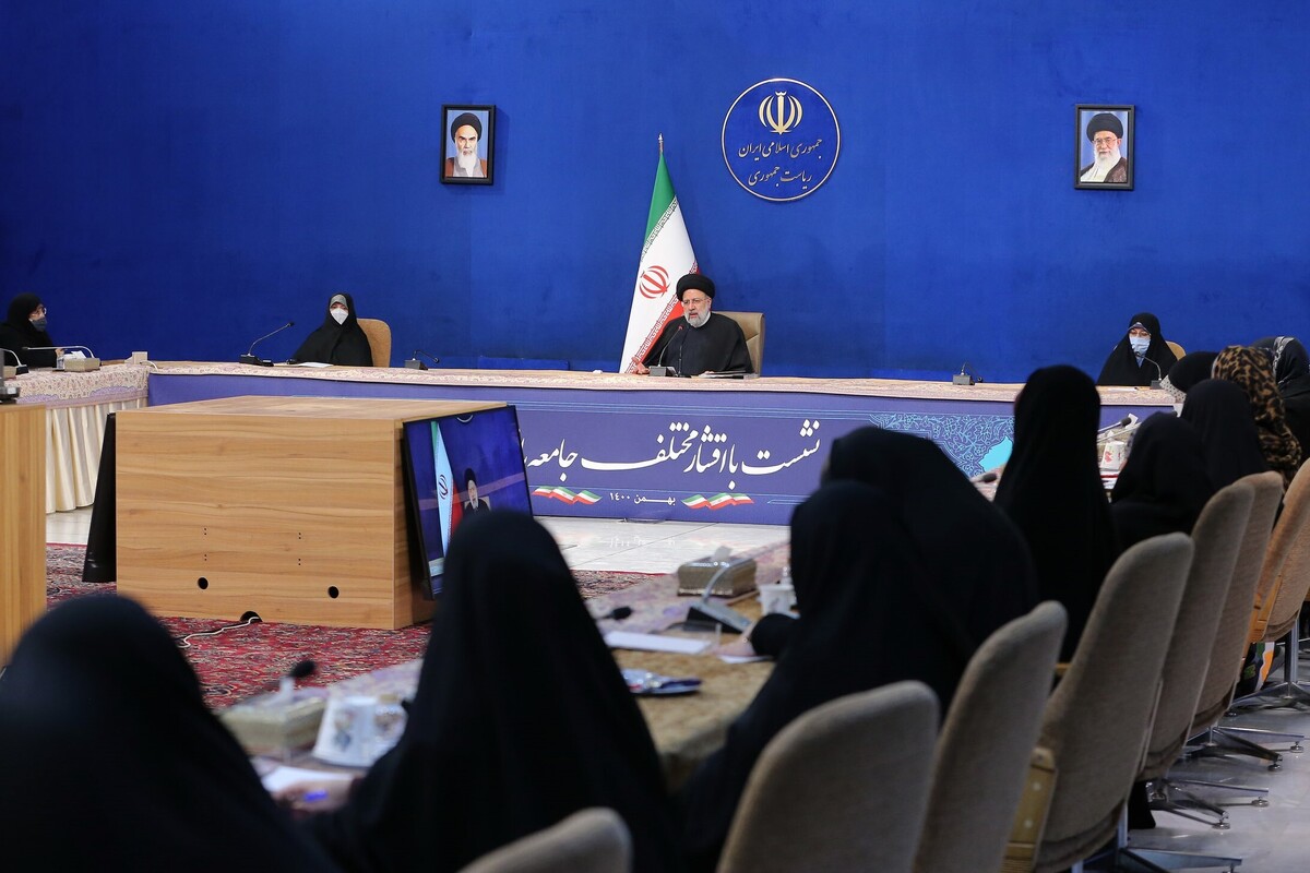 شهید رئیسی معتقد بود جمهوری اسلامی ایران الگوی سوم زن مسلمان را باور دارد و زنان هم دوش مردان می‌توانند منشا آثار مهمی در جامعه سازی و تحکیم خانواده باشند.
