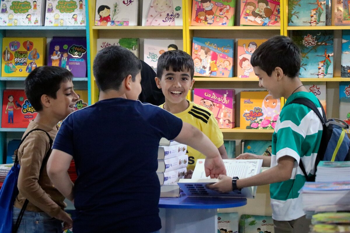 نویسنده و مترجم ادبیات کودک و نوجوان می‌گوید در نمایشگاه کتاب امسال، بچه‌ها کتاب‌ها را دوست داشتند ولی بودجه شان اجازه خرید نمی‌داد با این حال به طور هدفمند دنبال کتاب‌های مشخص بودند.