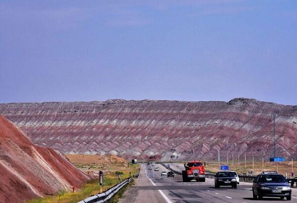کوه های رنگین کمانی آلاداغ لار در کنار آزادراه تبریز - زنجان قرار گرفته است.