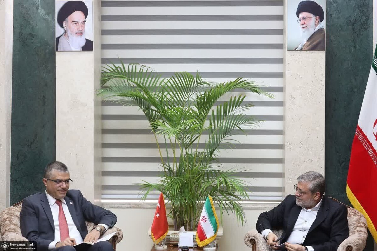 «سنان جم باش» سرکنسول جمهوری ترکیه در مشهد با محمدرضا قلندرشریف شهردار مشهد مقدس دیدار و گفتگو کرد.