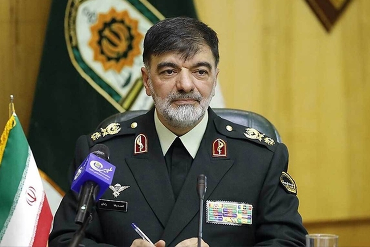 فرمانده کل انتظامی کشور گفت: مردم نباید برای تهیه گذرنامه ازدحام داشته باشند و در این راستا با برنامه‌ریزی و اطلاع رسانی صحیح، صدور گذرنامه به روزهای آخر موکول نشود.