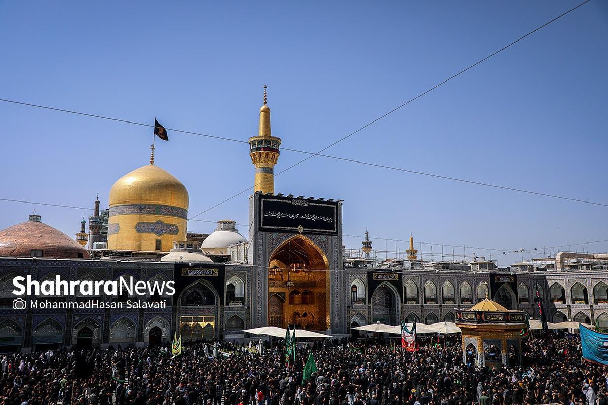 خادمان حرم مطهر امام رضا (ع) در بخش‌های مختلف آماده پذیرایی از از زائران در سالروز شهادت امام جواد (ع) هستند.