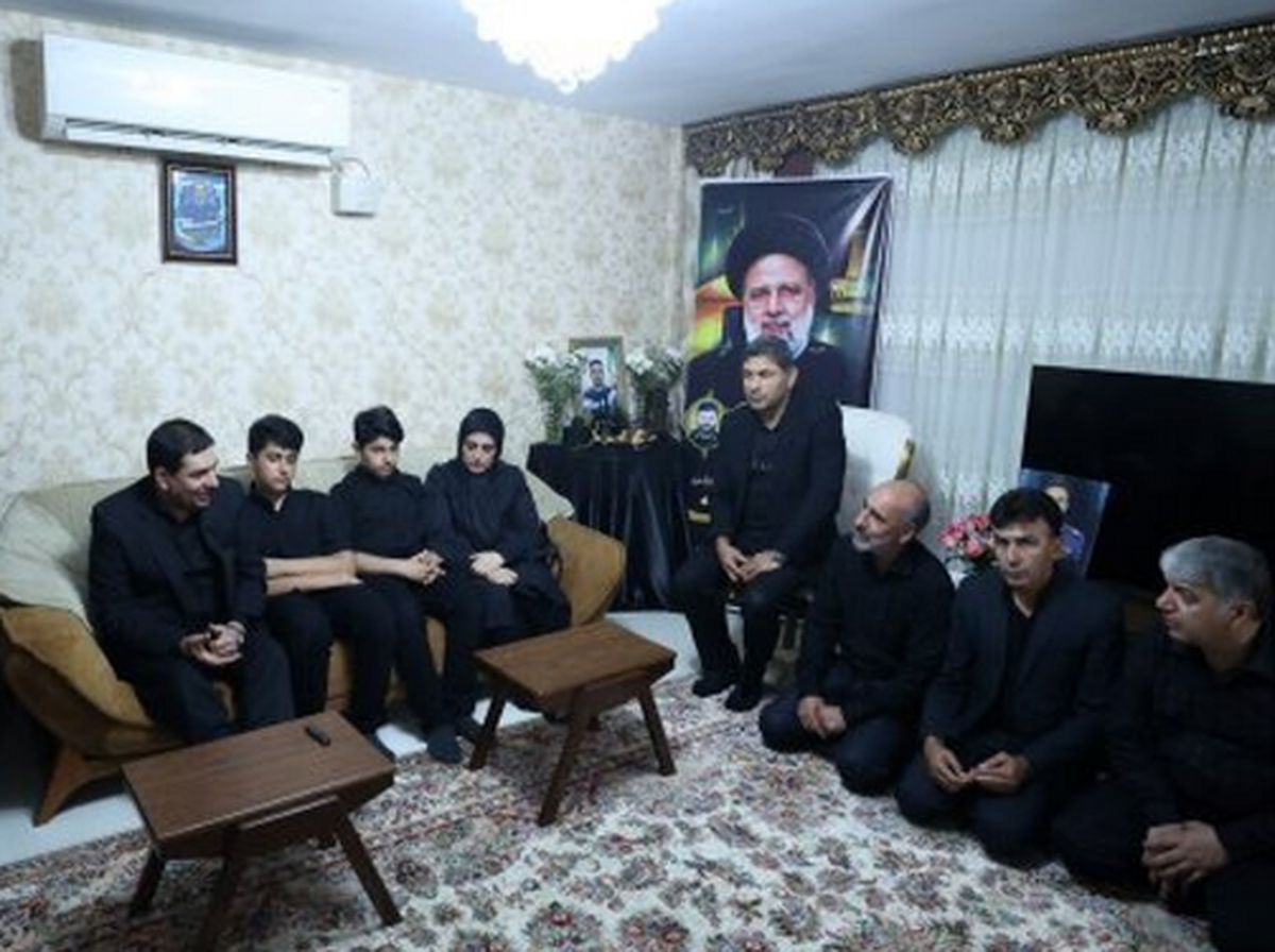 سرپرست ریاست جمهوری با حضور در منزل اعضای کادر پروازی رئیس جمهور و همراهان شهیدش، به شکل جداگانه با خانواده‌های آنان دیدار و گفتگو کرد.