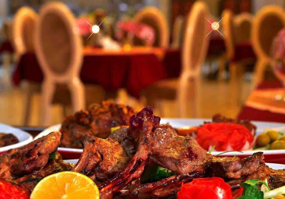 رئیس اتحادیه رستوران داران مشهد گفت: تعداد و آمار رستوران‌های زیرزمینی غیر مجاز در مشهد به تعداد انگشتان یک دست هم نمی‌رسد.