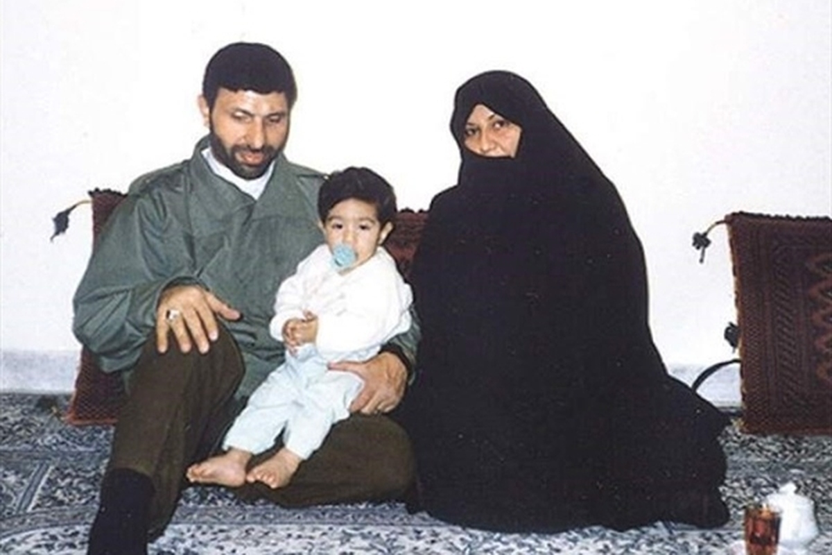 بانو عفت شجاع همسر شهید سپهبد علی صیاد شیرازی بود که صبح امروز (شنبه ۱۹ خرداد ۱۴۰۳) پس از تحمل یک دوره بیماره سخت درگذشت.
