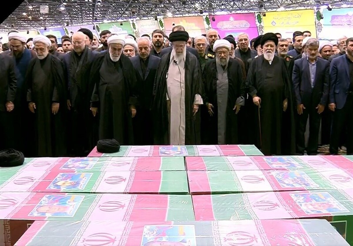 مقام معظم رهبری در دانشگاه تهران بر پیکر رئیس‌جمهور و همراهان ایشان نماز اقامه کردند.