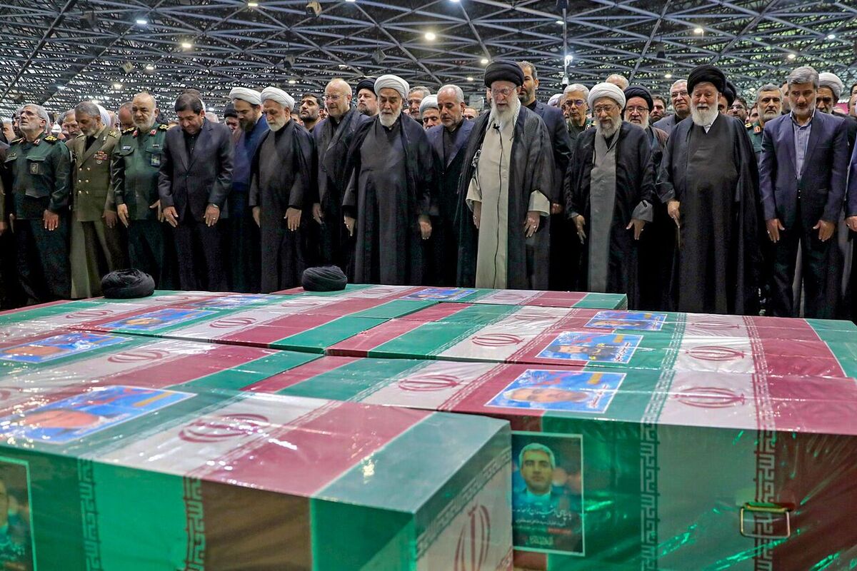 مقام معظم رهبری صبح امروز چهارشنبه در دانشگاه تهران بر پیکر مطهر آیت‌الله شهید سید ابراهیم رئیسی و همراهان او، نماز اقامه کردند.