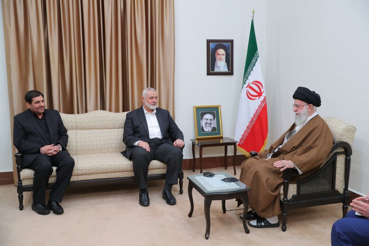 رئیس دفتر سیاسی حماس، در دیدار با رهبر انقلاب اسلامی، به نمایندگی از دولت و ملت فلسطین، ضایعه درگذشت رئیس جمهور و وزیر امور خارجه و همراهان ایشان را رهبر انقلاب و ملت ایران تسلیت گفت.