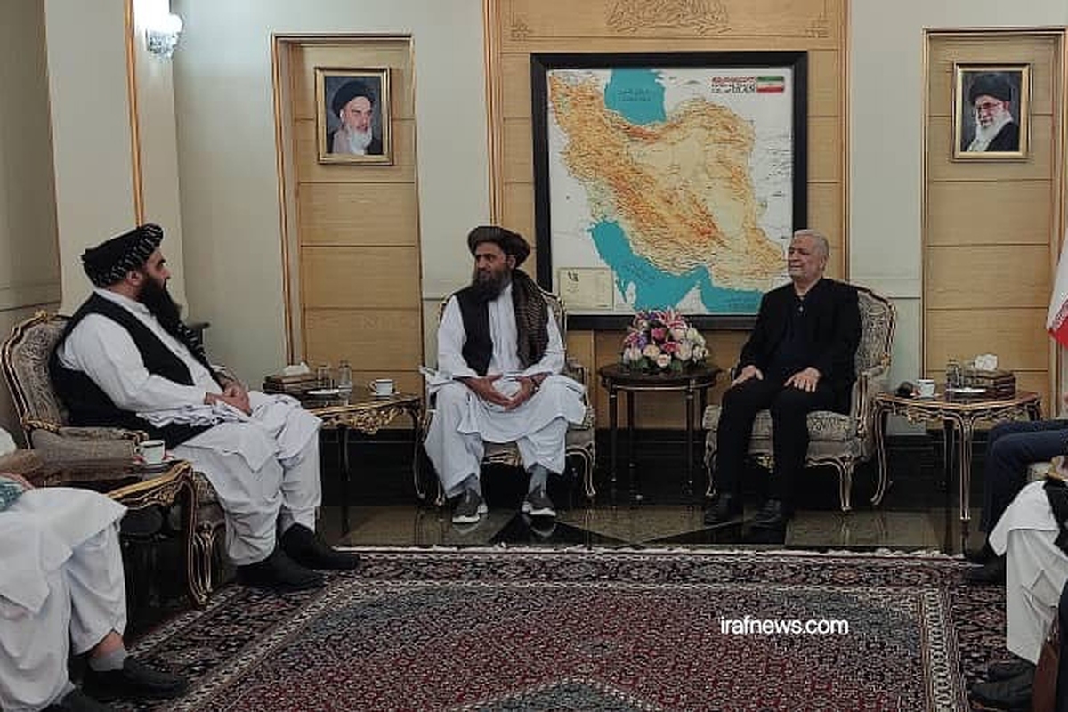 عبدالغنی برادر و امیرخان متقی برای حضور در مراسم وداع با سید ابراهیم رئیسی با استقبال کاظمی قمی، نماینده ویژه رئیس جمهور در امور افغانستان وارد تهران شدند.