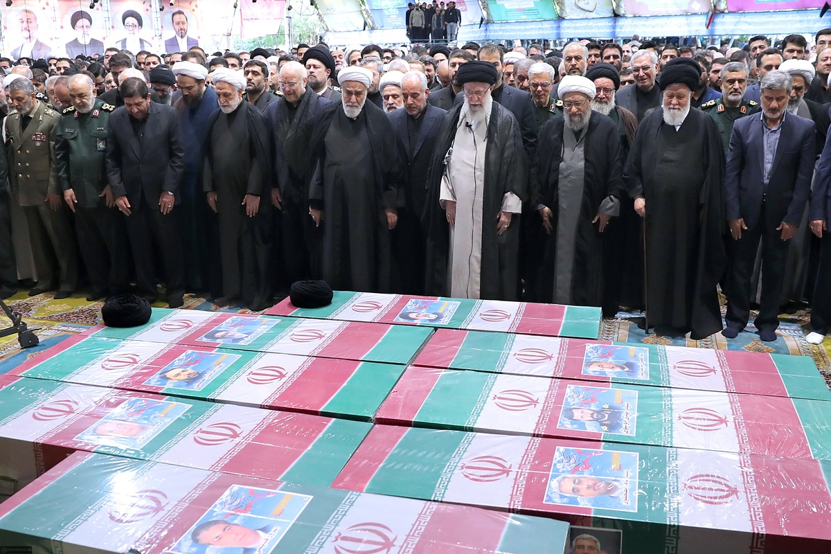 گزارشی از مراسم اقامه نماز رهبر انقلاب بر پیکر شهدای خدمت.