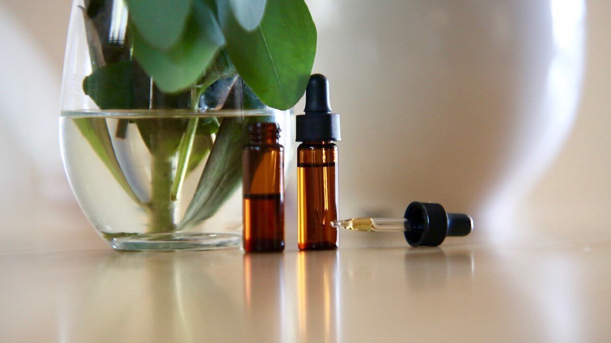 جوهر نعنا (Menthol) که یک الکل ده کربنی است از روغن اسانس خالص نعنا استخراج می‌شود و به عنوان چاشنی و ماده معطر و دارویی مورد استفاده قرار می‌گیرد. در ازای هر ۴ الی ۵ کیلوگرم نعنا می‌توان تقریبا ۱۰ گرم جوهر نعنا استخراج کرد که هر گرم آن ارزش تجاری و دارویی بالایی دارد.