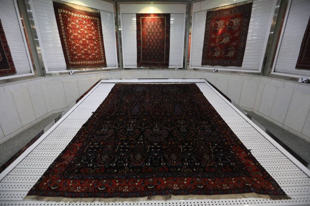 هم‌زمان با روز ملی فرش، طی مراسمی در موزه آستان قدس رضوی، از یک فرش نود‌ساله مربوط به دوره قاجاریه رونمایی شد و فراز و فرود فرش ایرانی در این دوره تاریخی با حضور مدیرعامل شرکت فرش آستان قدس رضوی مورد بررسی قرار گرفت.