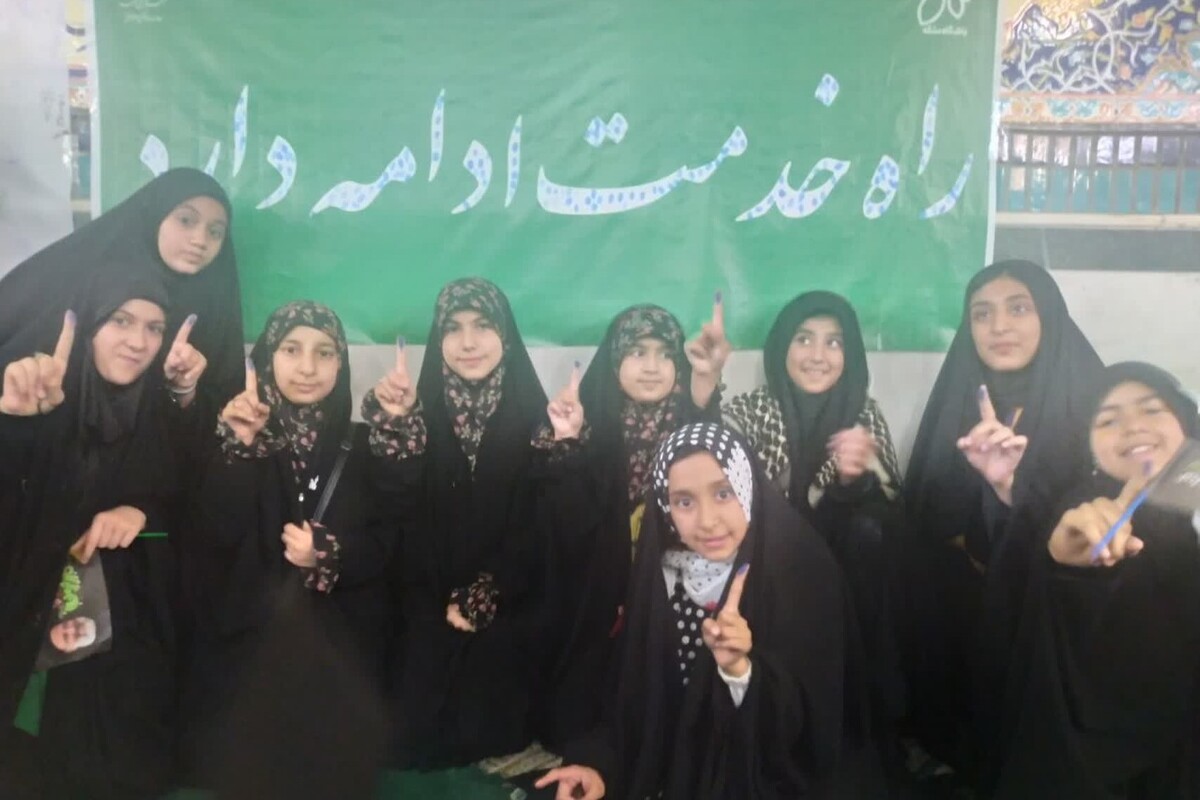 باشگاه دخترانه «ملکه» که شامل کودکان نه‌ساله تا دوازده‌ساله است، با هدف آشنایی با شخصیت شهید رئیسی، همایشی با عنوان «در سوگ شهید جمهور» برگزار کرد.