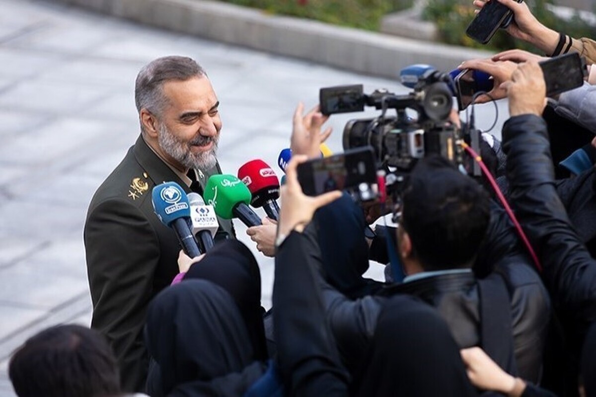 وزیر دفاع گفت: رئیس جمهور شهید ماموریت ورود هواپیمای سیمرغ به ناوگان مسافربری را دادند و ما در حال پیگیری هستیم.