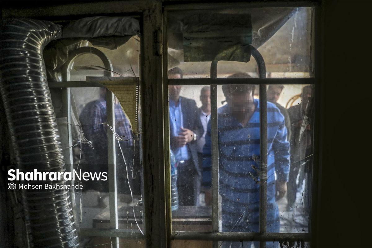 متهم سیاه‌ترین جنایت سال‌های اخیر شهر صحنه قتل و دفن مقتول را با خون‌سردی تمام بازسازی کرد. برای رسیدن به جغرافیای این جنایت سیاه باید وارد توس ۶۵ (خیابان نجف) شد و پس از طی مسافتی از شهر خارج شد تا به روستای کوشک‌مهدی رسید. در انتهای کوچه شقایق ۷ پشت کرکره بسته آخرین ساختمانی که بعد از آن بیابان و زمین‌های کشاورزی بود، آذرماه سال گذشته جنایتی عجیب رخ داده بود.