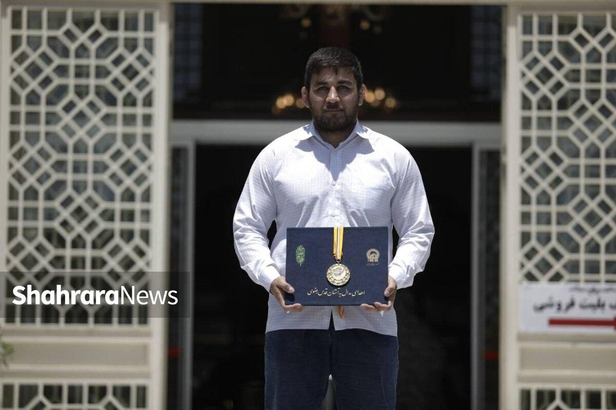 در آستانه فرارسیدن عید سعید قربان، مدال طلای کشتی آزاد جوانان قهرمان آسیا به موزه حرم مطهر رضوی اهدا شد.