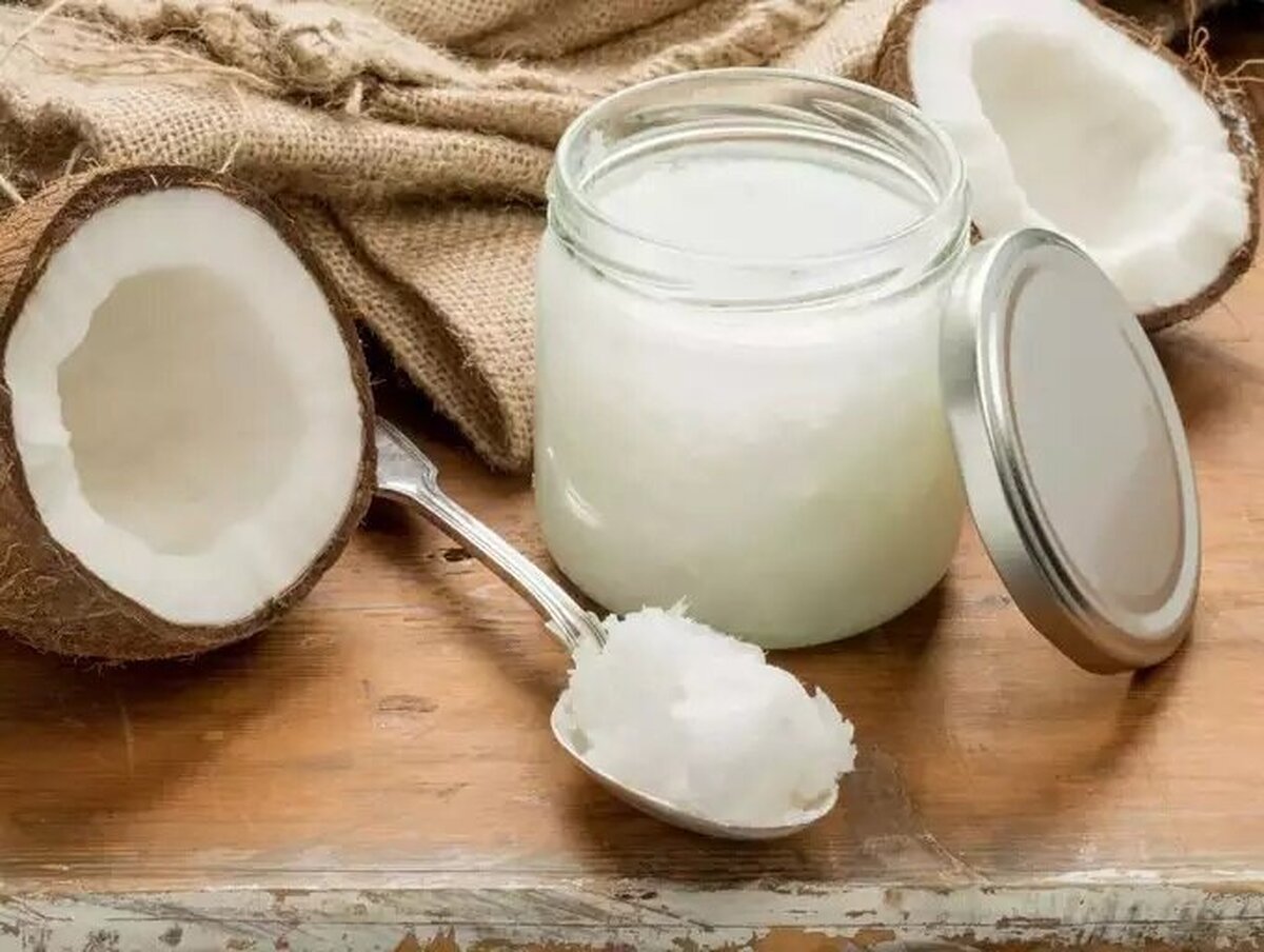 روغن نارگیل فواید زیادی برای مو دارد. برای از بین بردن شوره سر، بازگرداندن درخشندگی به موهای خشک و آسیب‌دیده، کاهش موخوره و محافظت از مو در برابر آسیب‌های حالت‌دهنده استفاده می شود و استفاده از آن برای اکثر انواع مو بی‌خطر است.