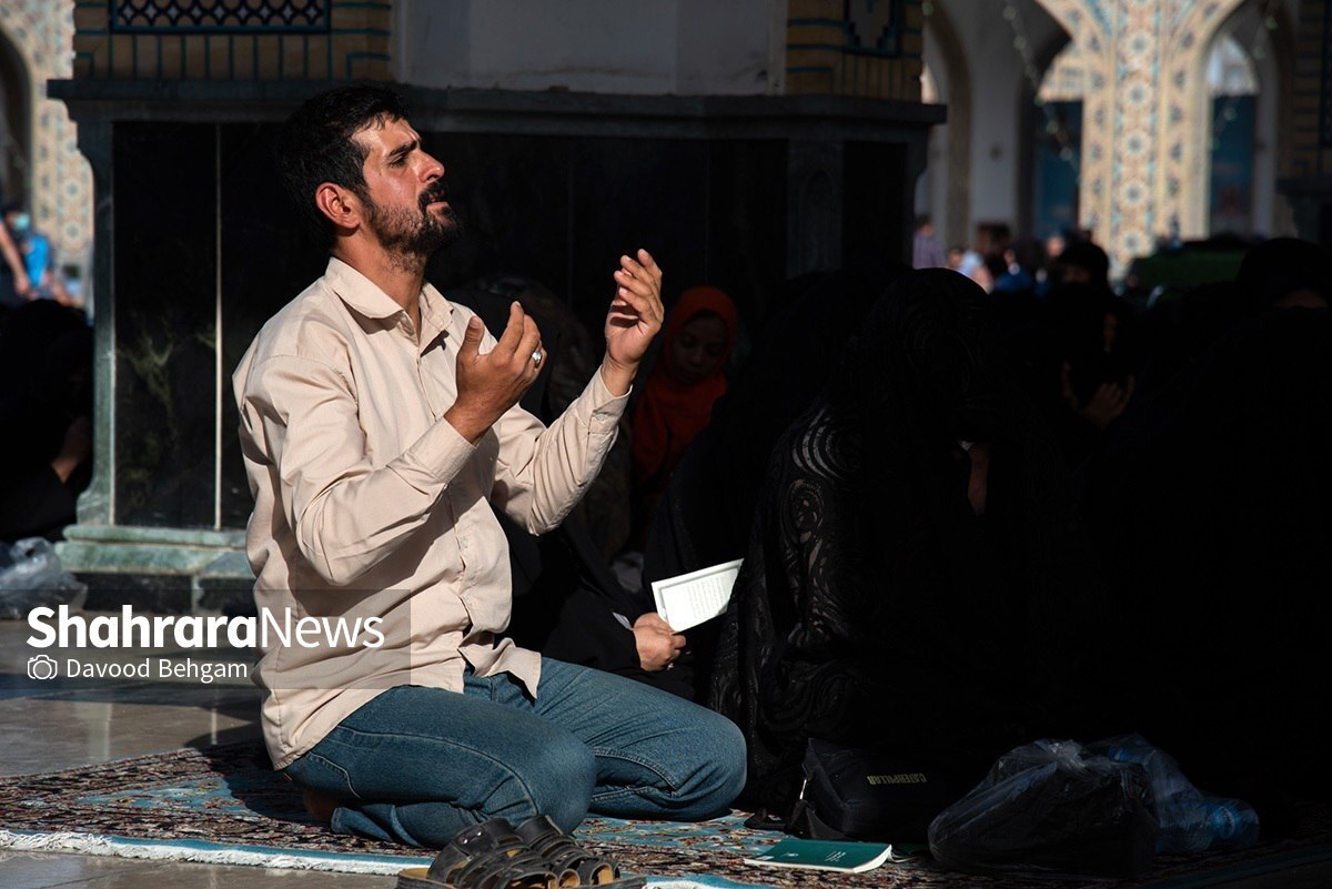 هم‌زمان با فرارسیدن نهم ذی‌الحجه و روز مبارک عرفه، صحن‌ها و رواق‌های حرم مطهر رضوی یکپارچه شور و عشق بندگی شد و هم‌زمان با سراسر کشور، زائران و مجاوران بارگاه قدسی امام رئوف‌(ع) نیز در این روز عزیز، فراز‌های روح‌انگیز دعای پرفیض عرفه را جمع‌خوانی کردند.