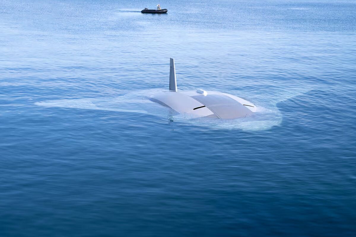 در فرودین‌ماه، شرکت Northrop Grumman اولین نمونه از زیردریایی بدون خدمه خود با نام Manta Ray UUV را برای دارپا معرفی کرد. اکنون نورثروپ گرامن همراه با اولین ویدیوی واقعی، جزئیات بیشتری از این زیردریایی منتشر کرده است.