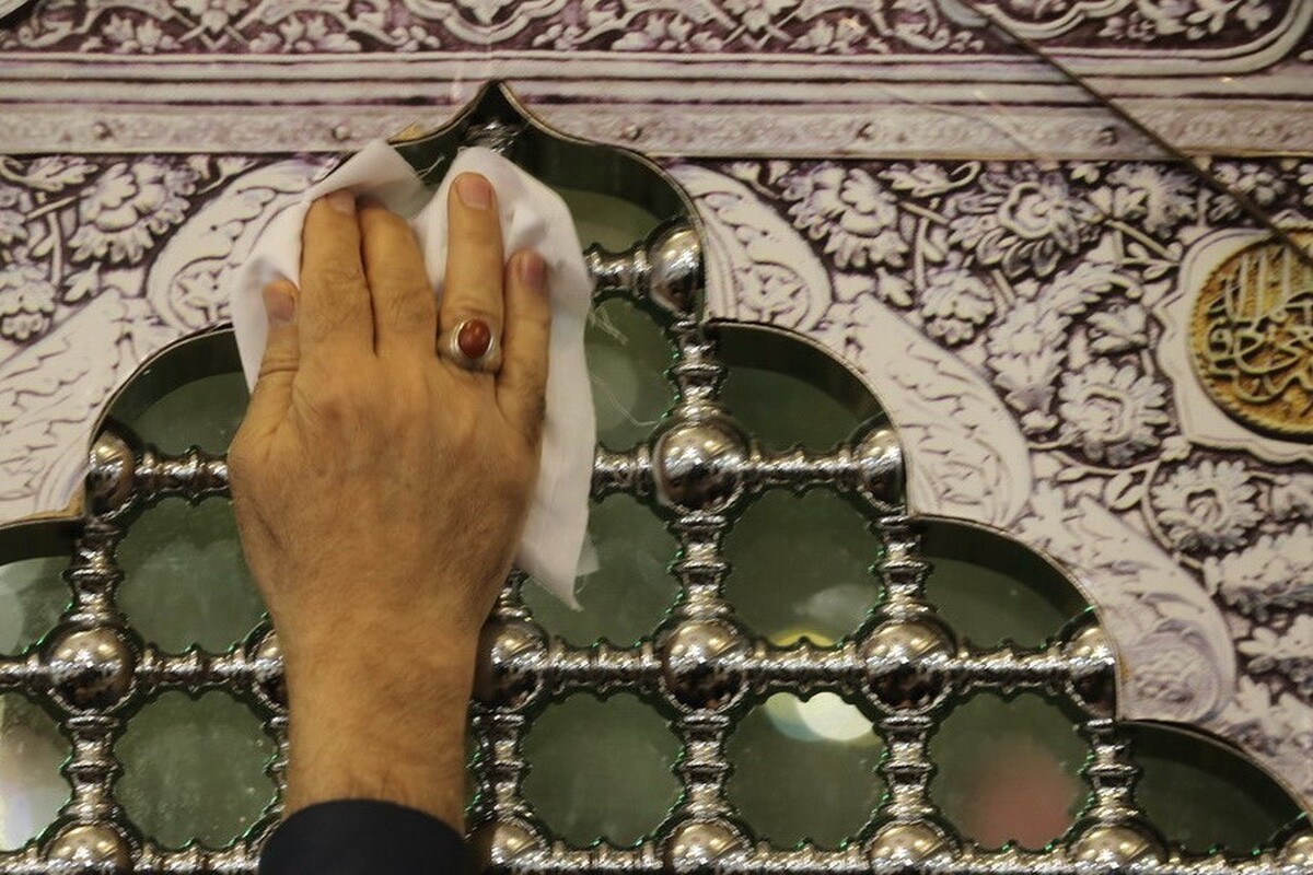 مضجع مطهر حضرت ثامن الحجج علی‌بن‌موسی الرضا علیه‌السلام با حضور تولیت آستان قدس رضوی و جمعی از خانواده معظم شهدای خدمت در فضایی آکنده از معنویت غبارروبی شد.