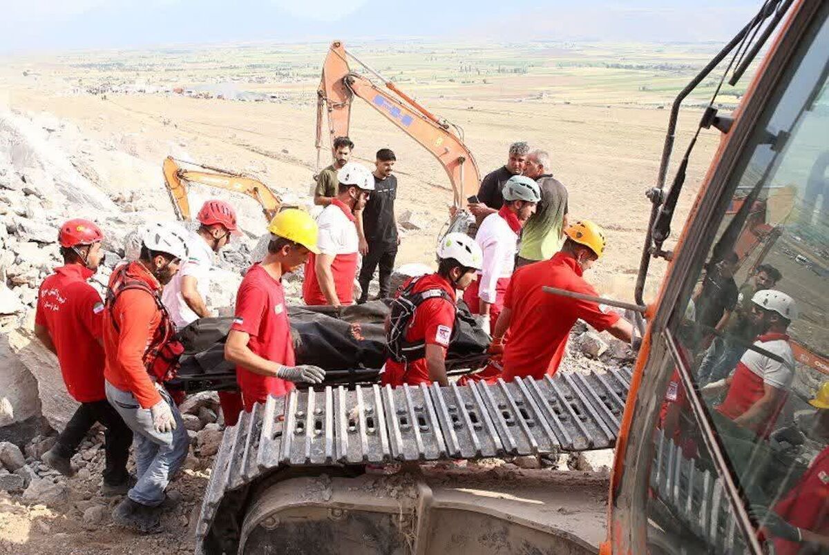 مدیرعامل جمعیت جمعیت هلال احمر استان مرکزی گفت: امدادگران این جمعیت دومین جسد حادثه معدن شازند را از زیر آوار بیرون کشیدند.