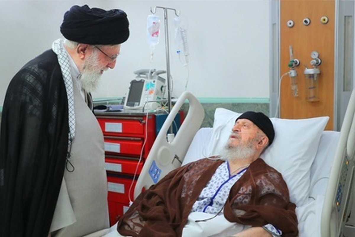 رهبر معظم انقلاب برای عیادت از حضرت آیت‌الله مکارم‌شیرازی به بیمارستان محل بستری ایشان رفتند.