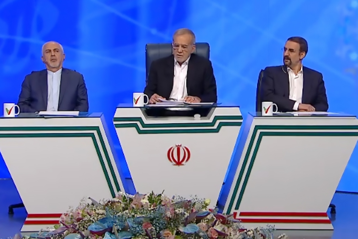 در برنامه «میزگرد سیاسی» ویژه انتخابات ریاست جمهوری چهاردهم که با حضور مسعود پزشکیان یکی از نامزدهای انتخابات چهاردهمین دوره ریاست جمهوری برگزار شد، دو دیپلمات پیشین به عنوان مشاوران این نامزد در کنار او حضور یافتند.