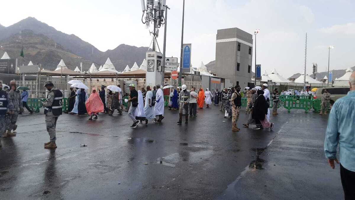 بارش باران در سرزمین منا و مکه، درحالی‌که در روزهای گذشته گرما جان تعدادی از زائران را گرفته و انجام مناسک حج را دشوار کرده بود، زائران را غافلگیر کرد.