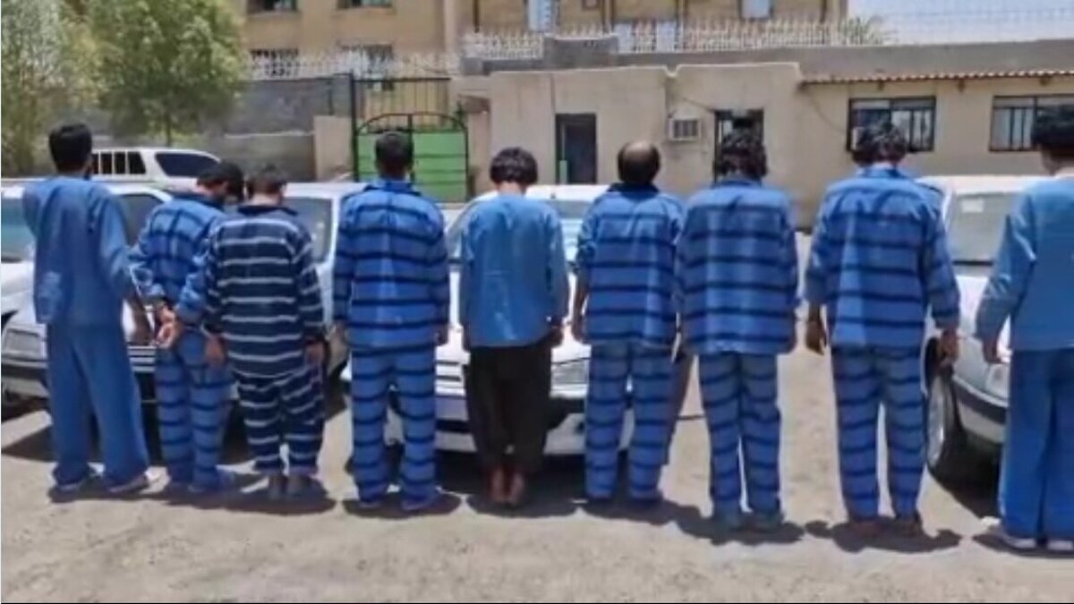 سرقت سه کیلو طلا از خانه مرد طلافروش، قتل راننده مسافرکش به‌خاطر سرقت خودرویش، قتل مردی جلوی چشمان همسرش به‌خاطر سرقت طلا و...؛ این‌ها فقط بخشی از جنایت‌هایی است که اعضای یک باند تبهکاری در ایرانشهر مرتکب شدند. آن‌ها در مدت کوتاهی مرتکب ۶ جنایت شدند اما سرانجام به دام افتادند.