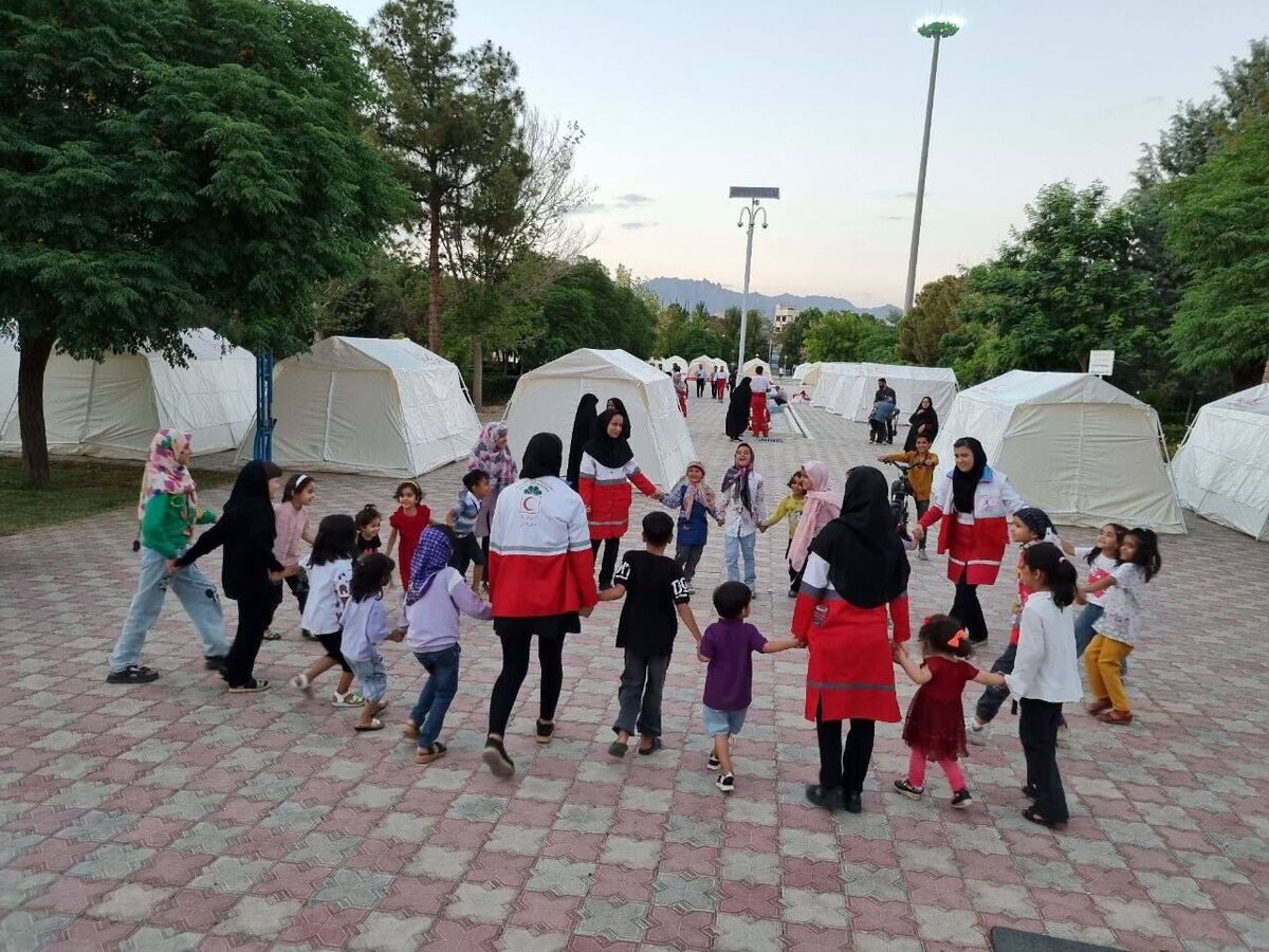 استقرار تیم‌های سفیران حمایت روان هلال احمر در مناطق زلزله زده کاشمر (۲۹ خرداد ۱۴۰۳)