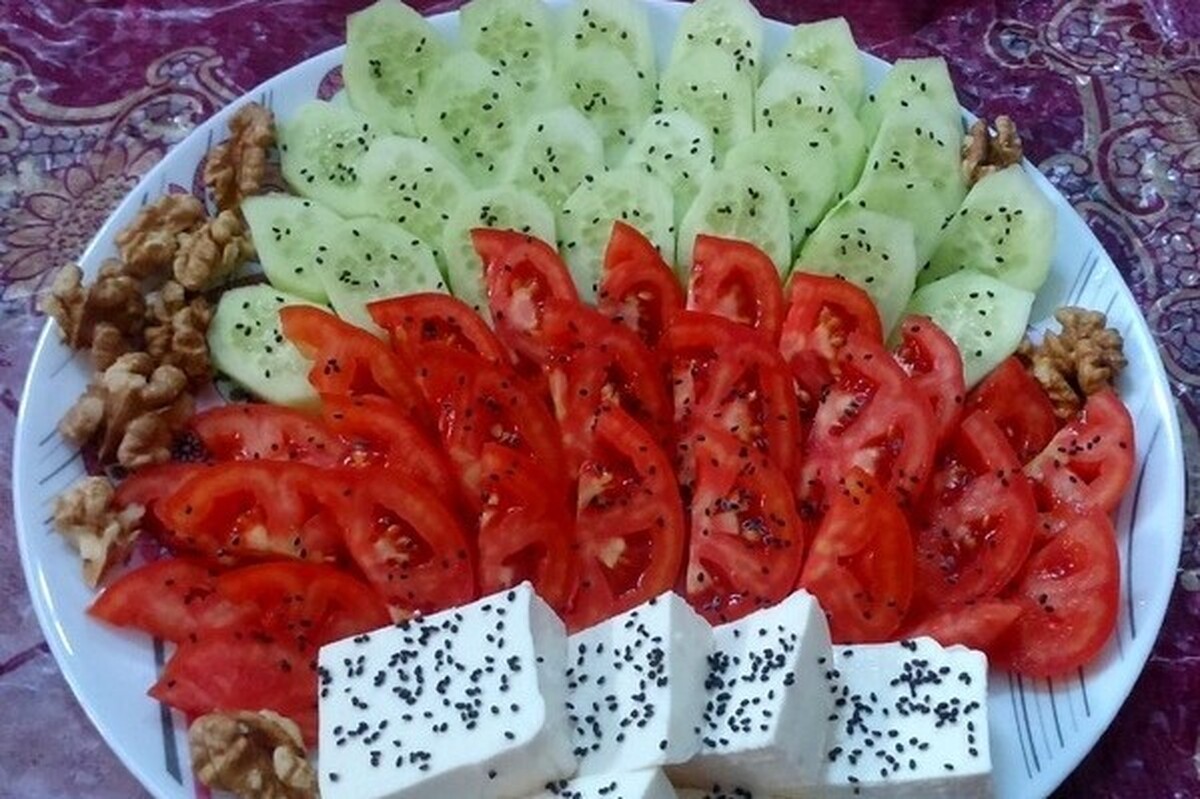 پنیر با خیار و گوجه طرفداران بسیاری دارد. در کنار این که این غذا لذیذ است به دلایل مختلف تاکید می‌شود که هرگز پنیر را با گوجه و خیار نخورید.