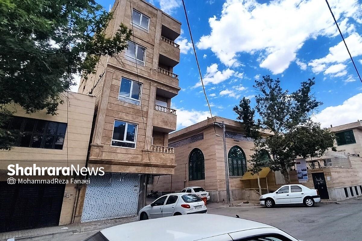 ساختمان ناایمن خیابان حرعاملی مشهد که در حال ریزش است اما مالک مدعی است که ایمنی آن تضمین شده است.
