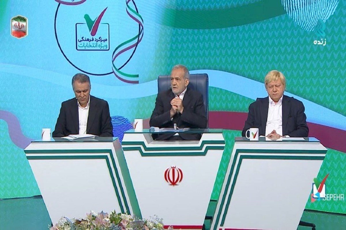 محمد فاضلی، مشاور همراه پزشکیان با کارشناس برنامه میزگرد فرهنگی در شبکه دو سیما درگیری لفظی پیداکرد و بعد از ثانیه‌ای میکروفون را درآورد روی زمین پرت کرد و از برنامه بیرون رفت. در این ویدئو واکنش پزشکیان به رفتار مشاورش را مشاهده می‌کنید.