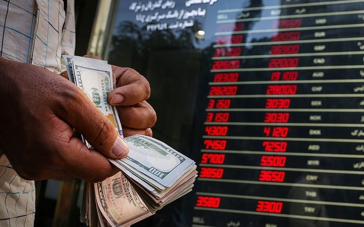 بحث انتخابات در بازار داغ‌تر شده است. امروز معامله‌گران می‌گفتند بازار منتظر است ببیند پیروز میدان چه جهت‌گیری سیاسی دارد. برای همین بسته به جو و فضا جهت نوسان عوض می‌شود. به گفته برخی از آن‌ها، با تندشدن مواضع نامزد‌ها نسبت به هم، حرکت بازار مقداری صعودی شد.
