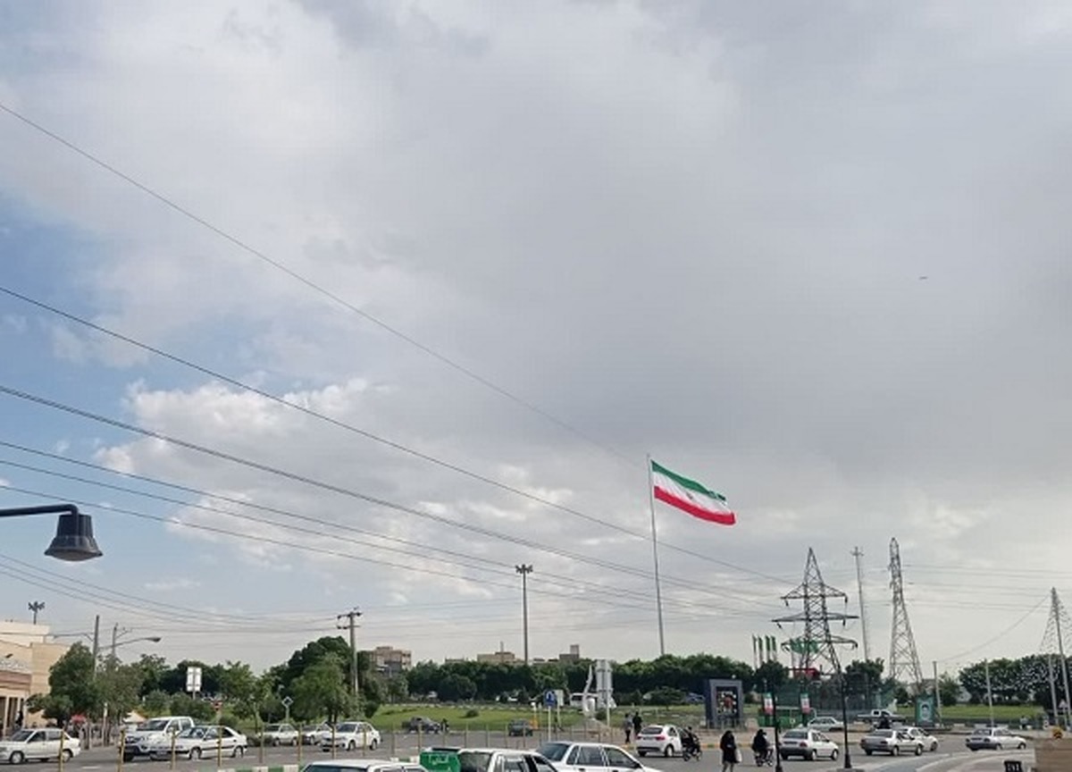 مخاطب شهرآرانیوز با ارسال عکسی از نصب و برافراشته شدن پرچم بزرگ جمهوری اسلامی ایران در میدان فجر مشهد در روز عرفه خبر داد.