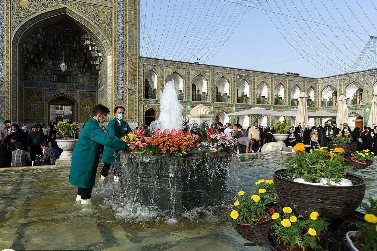 همزمان با دهه ولایت و امامت و فرارسیدن عید سعید غدیرخم، صحن و سرای رضوی با حدود ۱۰۰ هزار بوته و شاخه گل اهدایی، تزیین شده است.
