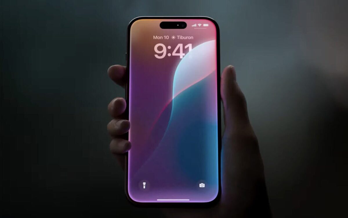 اپل هوش مصنوعی خود با نام Apple Intelligence را فقط برای گوشی‌های آیفون ۱۵ پرو و آیپد‌ها و مک‌های دارای حداقل تراشه M۱ در دسترس قرار داد.