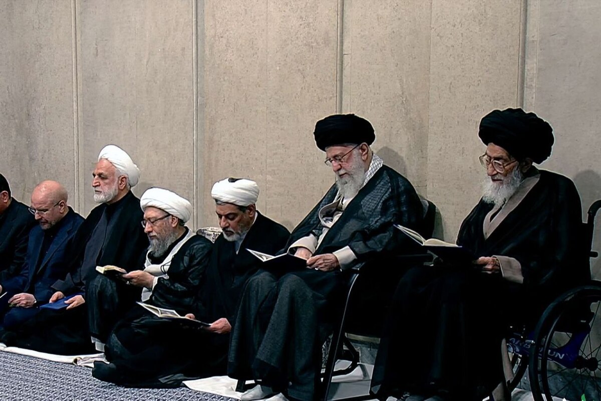 صبح امروز شنبه مراسم بزرگداشت رئیس جمهور شهید و همراهان ایشان با حضور رهبر معظم انقلاب اسلامی؛ مقامات کشوری و لشکری و اقشار مختلف مردم در حسینیه امام خمینی(ره) برگزار شد. جمعی از مقامات کشورهای مختلف نیز در این مراسم حضور داشتند.