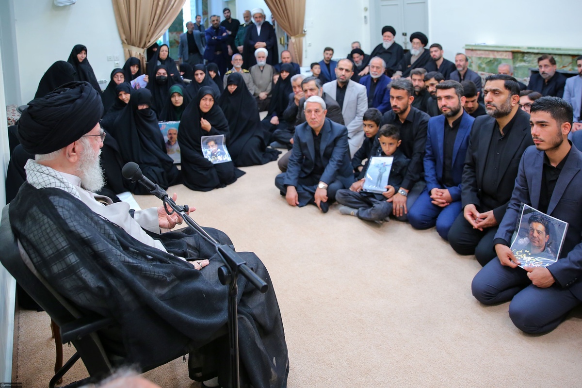 حضرت آیت‌الله خامنه‌ای رهبر معظم انقلاب اسلامی صبح امروز در دیدار خانواده‌های شهدای خدمت، کار برای مردم و خدمت به مردم و مردمی بودن را بارزترین ویژگی این شهدا برشمردند و گفتند: مرحوم شهید آقای رئیسی شب و روز نمی‌شناخت و به معنای واقعی کلمه خستگی‌ناپذیر بود.