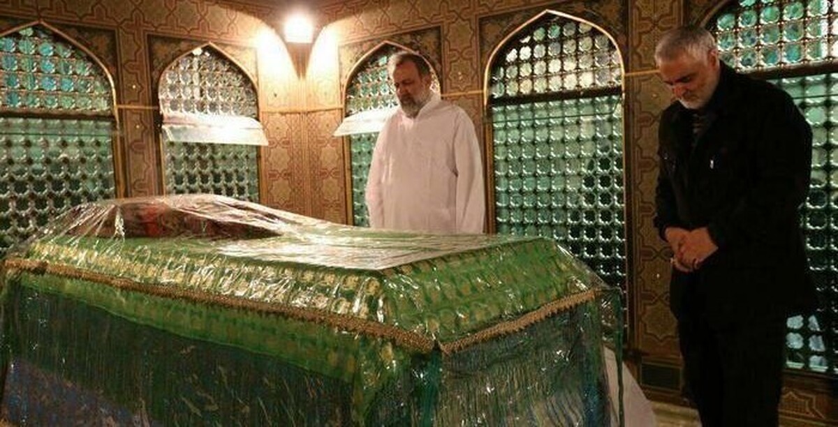 مکالمۀ شنیده نشده شهیدان سلیمانی و رئیسی در داخل ضریح امام رضا(ع) را مشاهده می‌کنید.