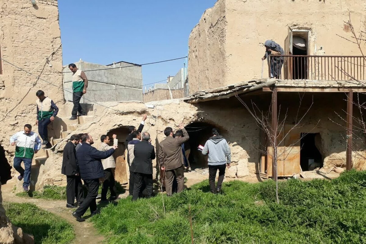 لحظه‌ای که بی بی کربلایی، فاطمه محجوبی پیرزن ۱۰۵ ساله ساکن روستای بهار در حاشیه مشهد خبر شهادت حضرت آیت الله سید ابراهیم رئیسی را می‌شنود بی تاب می‌شود و گریه امانش نمی‌دهد.
