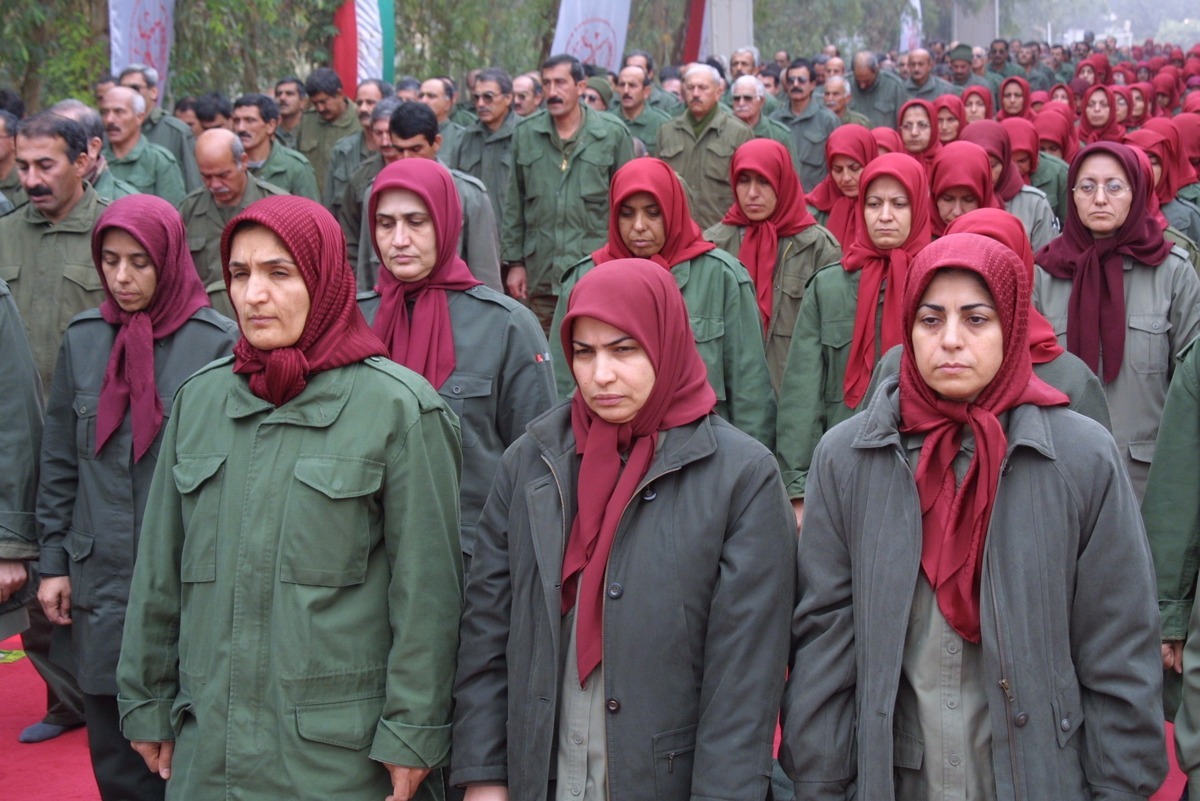 بارها در نشست های مستقیم مریم رجوی حضور داشتم و او تاکید می کرد که بزرگترین افتخارش عضویت در سازمان مجاهدین است. او همیشه در نشست های عمومی می گفت که یک عضو ساده سازمان مجاهدین است که فقط مسئولیتش با بقیه متفاوت است.