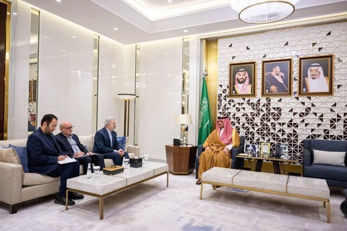 سفیر جمهوری اسلامی ایران در عربستان با «عبدالعزیز بن سعود بن نایف» وزیر کشور و رئیس شورای عالی حج عربستان سعودی دیدار و گفتگو کرد.