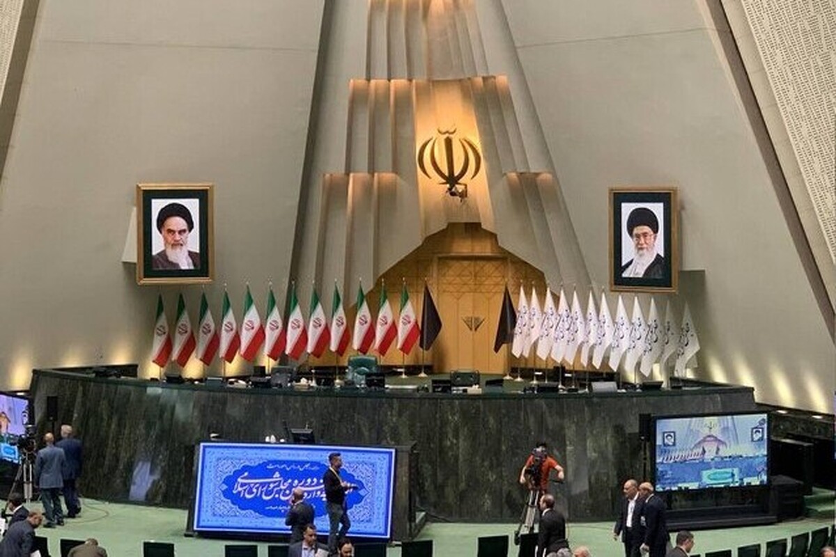 مراسم افتتاحیه مجلس دوازدهم با حضور رئیس قوه قضائیه و سرپرست ریاست جمهوری آغاز به کار کرد.