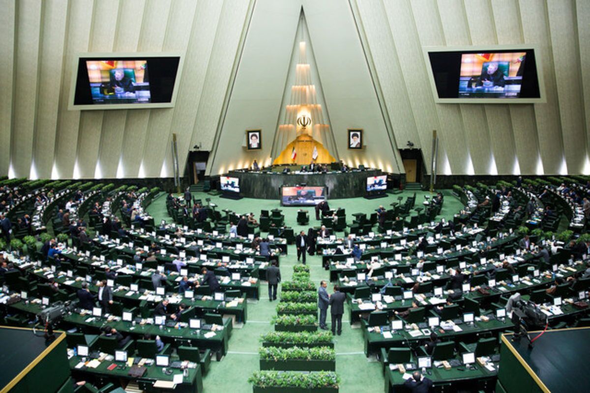 صبح امروز، مراسم افتتاح مجلس دوازدهم برگزار شد که در آن نماهنگی از تصاویر شهیدان خدمت به مناسبت گرامیداشت یاد و خاطره آنها پخش شد.