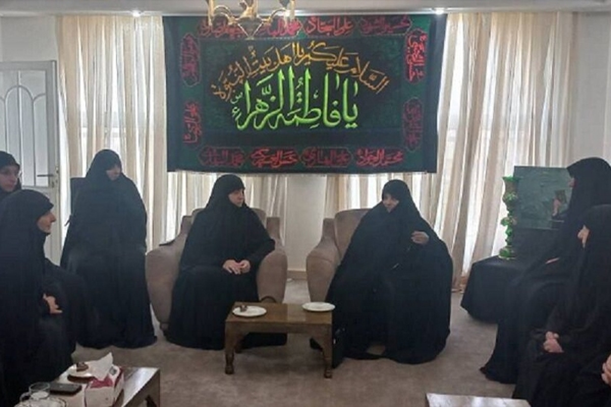 دختران سیدحسن نصرالله، دبیرکل حزب‌الله لبنان و شهید سیدعباس موسوی، دبیرکل فقید این جنبش با حضور در بیت رئیس‌جمهور شهید، پیام تسلیت سیدحسن نصرالله را به خانواده شهید آیت‌الله رئیسی ابلاغ کردند.