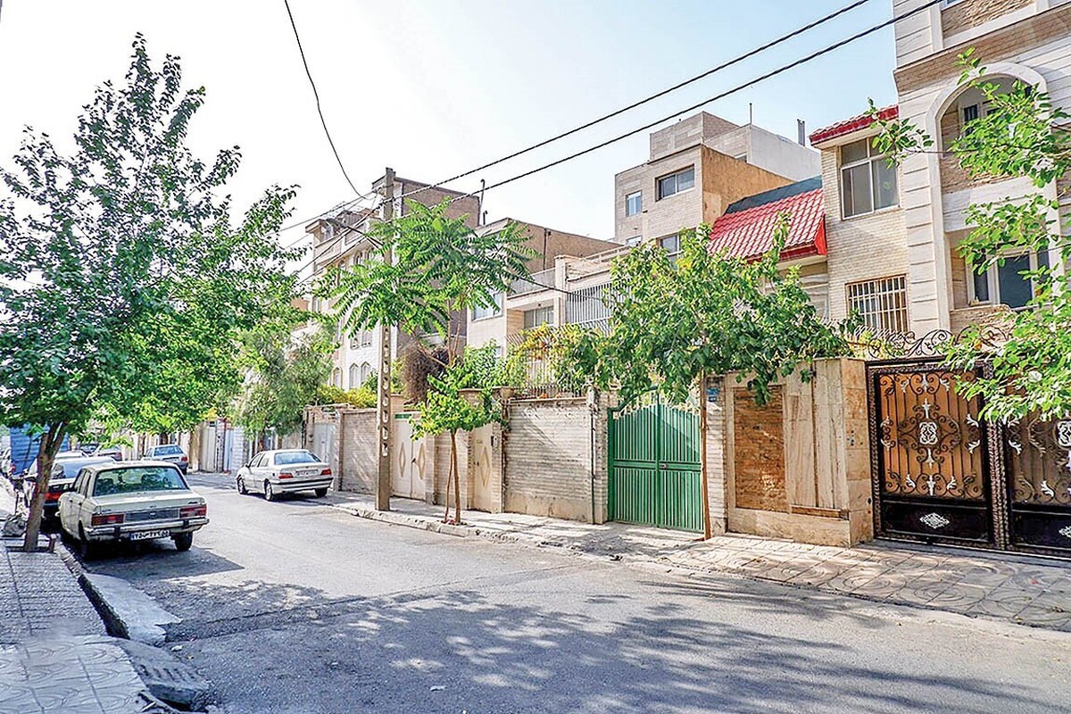 در روزهای گذشته خانه‌ای ۶۲ متری، ۱۰ سال ساخت حوالی ایستگاه مترو زمزم واقع در بزرگراه چراغی برای فروش آگهی شده است. این خانه‌ نقلی یک خوابه با مبلغ سه میلیارد و ۱۶۲ میلیون تومان به فروش می‌رسد.