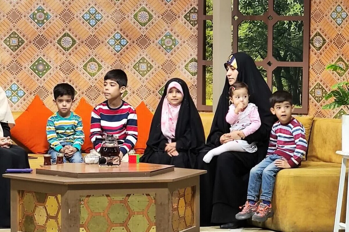 امروز شاهد هستیم که برخی افراد به بهانه مشکلات اقتصادی یا مشغله‌های روزمره مانند کار و تحصیل از ازدواج و فرزندآوری واهمه دارند و در این بین پای صحبت‌های مادر جوانی می‌نشینیم که تلاش کرده اثبات کند نه تنها فرزندآوری مانع رشد و پیشرفت نیست، بلکه مایه رشد و سلامتی است.