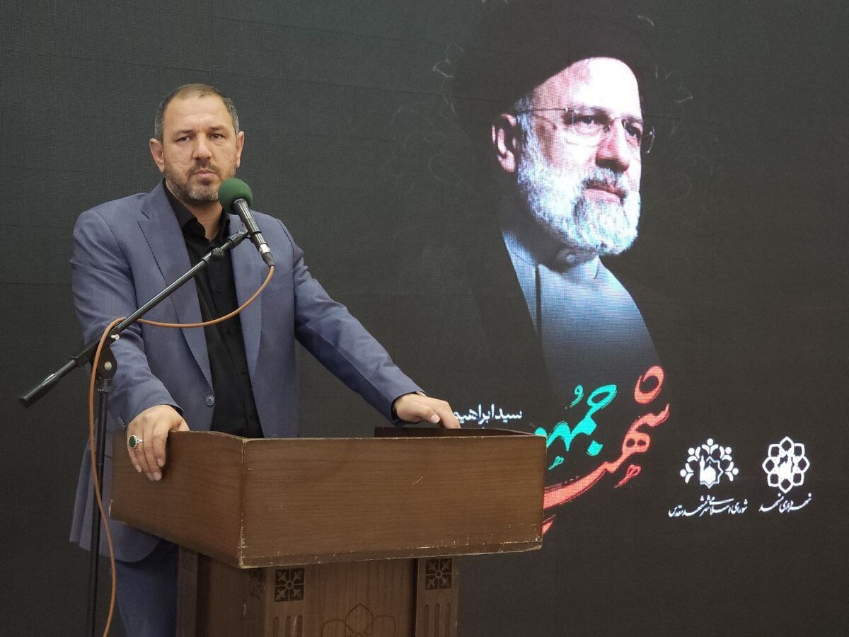 سخنگوی شورای اسلامی شهر مشهد با اشاره به اینکه باشگاه پرسپولیس را بانک شهر خریداری کرده و شهرداری یکی از سهام‌داران این بانک است، تصریح کرد: درخواست دارم باشگاه پرسپولیس در مشهدالرضا‌(ع) مستقر شود.