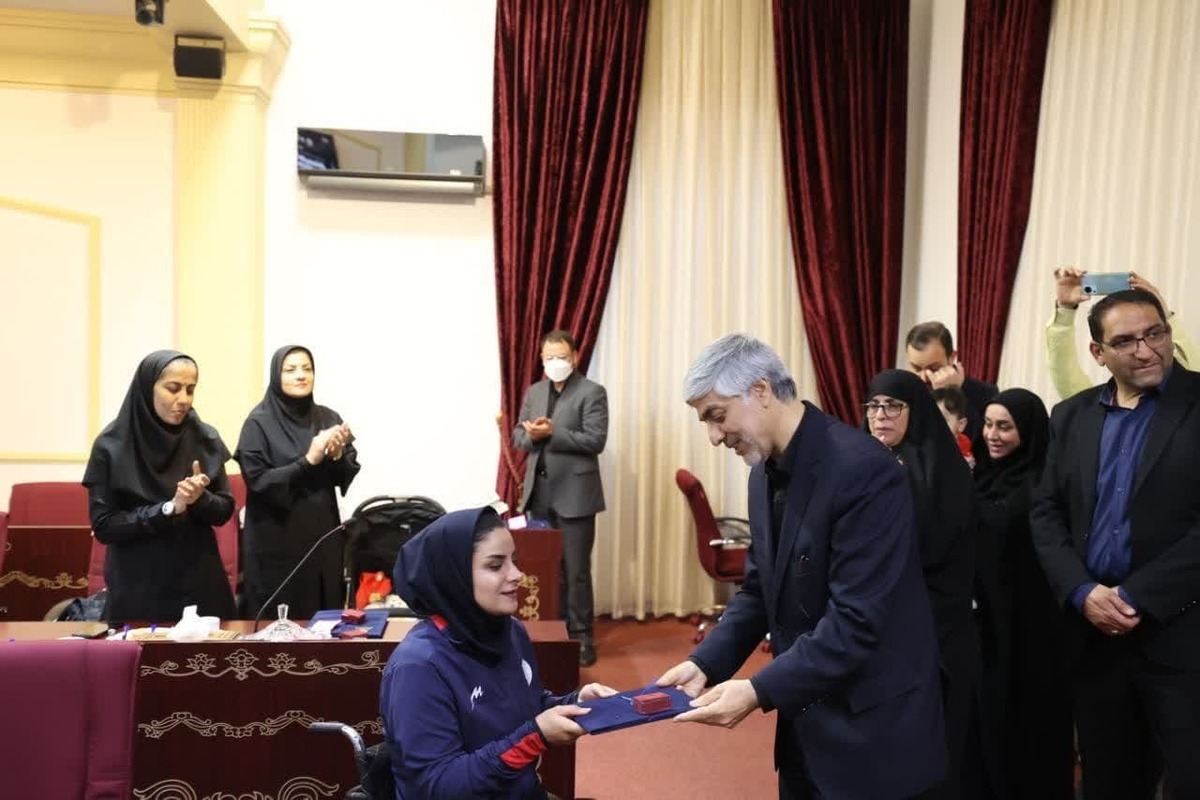 طی مراسمی در وزارت ورزش و جوانان، از نسرین شاهی، بانوی پارالمپیکی مشهدی، تقدیر شد.